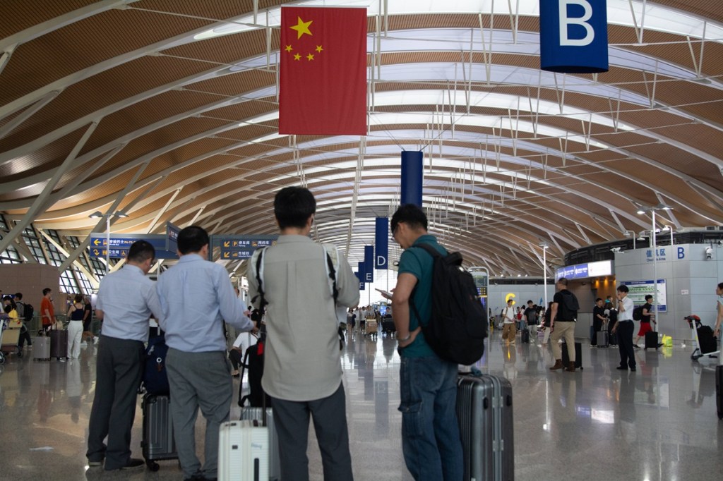 Flughafen mit Passagieren und Koffern