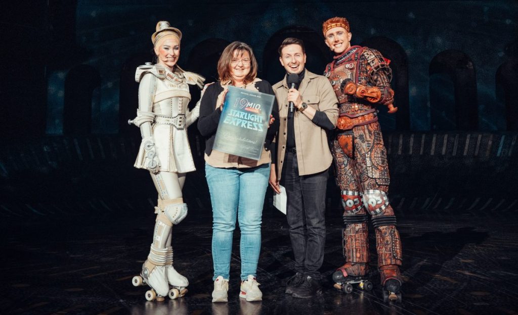 "Starlight Express" in Bochum: Claudia Schulte-Milli wurde als 19-millionster Gast begrüßt. Mit im Bild: Kevin Köhler, Rusty und Pearl.