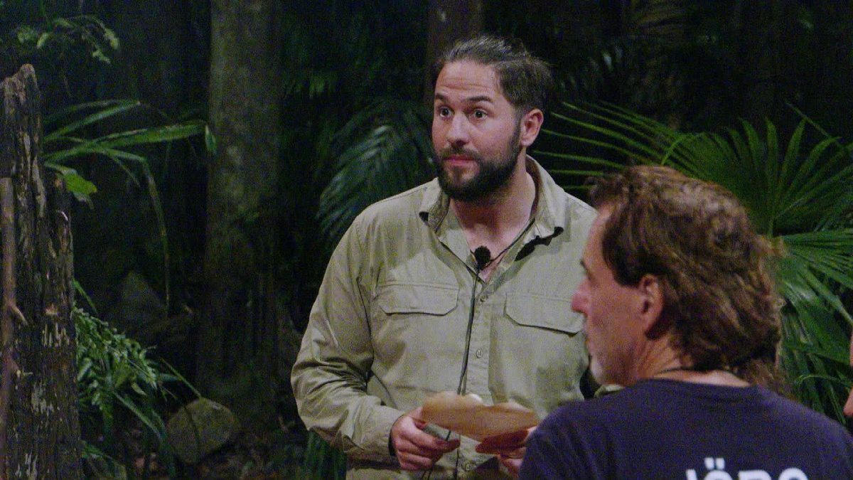 „Dschungelcamp“-Star Maurice bekommt die Nachricht von Sonja und Jan.