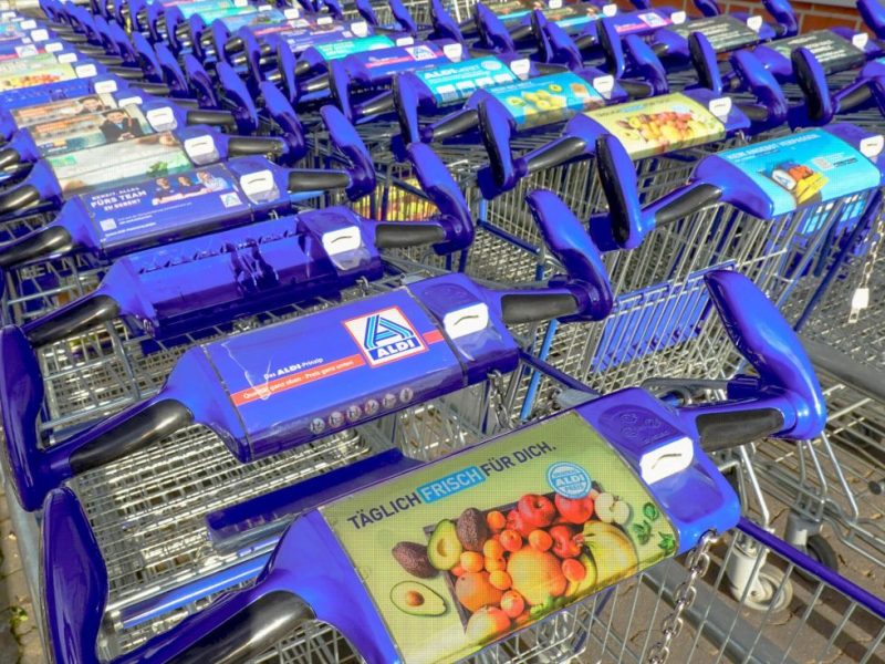 Aldi-Kunden greifen zum Einkaufswagen – sie ahnen nichts von diesem geheimen Trick