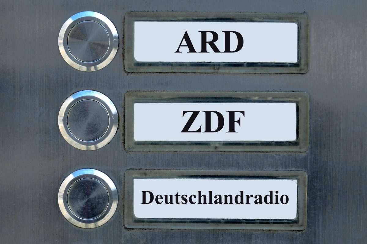 Öffentlich-Rechtliche unter Beschuss: Sind ARD & ZDF wirklich neutral? Vor der Bundestagswahl 2025 wird ihnen oft Parteilichkeit vorgeworfen – doch ist das gerechtfertigt? MrWissen2go nimmt die Medienlandschaft unter die Lupe!