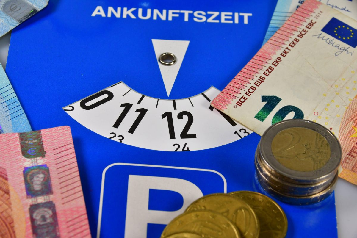Bei einer falschen Parkscheibe drohen Bußgelder.
