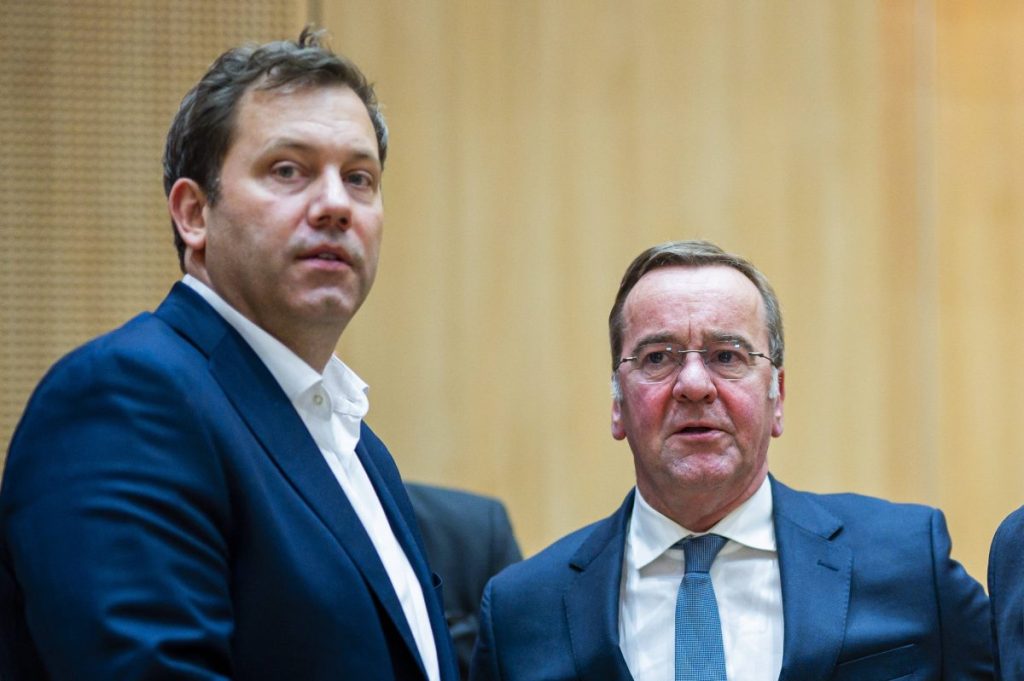 (Quelle: IMAGO/Noah Wedel) Lars Klingbeil ist seit 2009 im Bundestag und nun Vorsitzender der SPD Fraktion dort. Hier zusehen mit Boris Pistorius. Doch was macht Klingbeil privat?