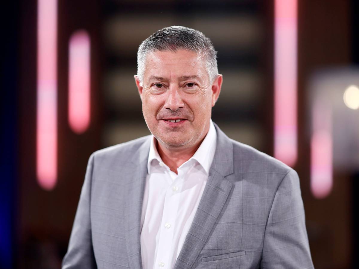 Joachim Llmabi im Anzug