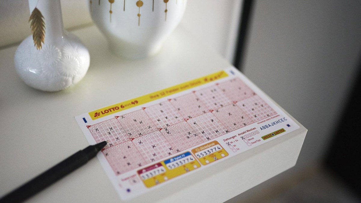 Am kommenden Samstag, 8. März, gibt es eine außergewöhnliche Jackpot-Situation bei Lotto 6aus49. Neben dem Jackpot in der ersten Gewinnklasse von rund 14 Millionen, hat sich ein weiterer Jackpot im zweiten Rang von rund sechs Millionen Euro gebildet. Eine besondere Chance auf Millionengewinne.