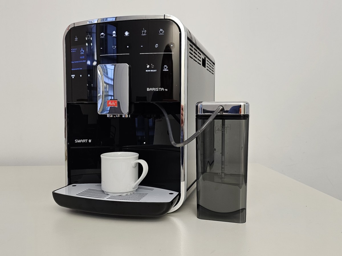 Kaffeemaschine mit Tasse und Milchaufschäumer