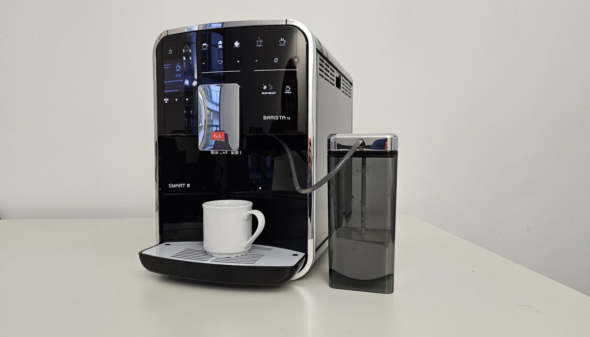 Kaffeemaschine mit Tasse und Milchaufschäumer