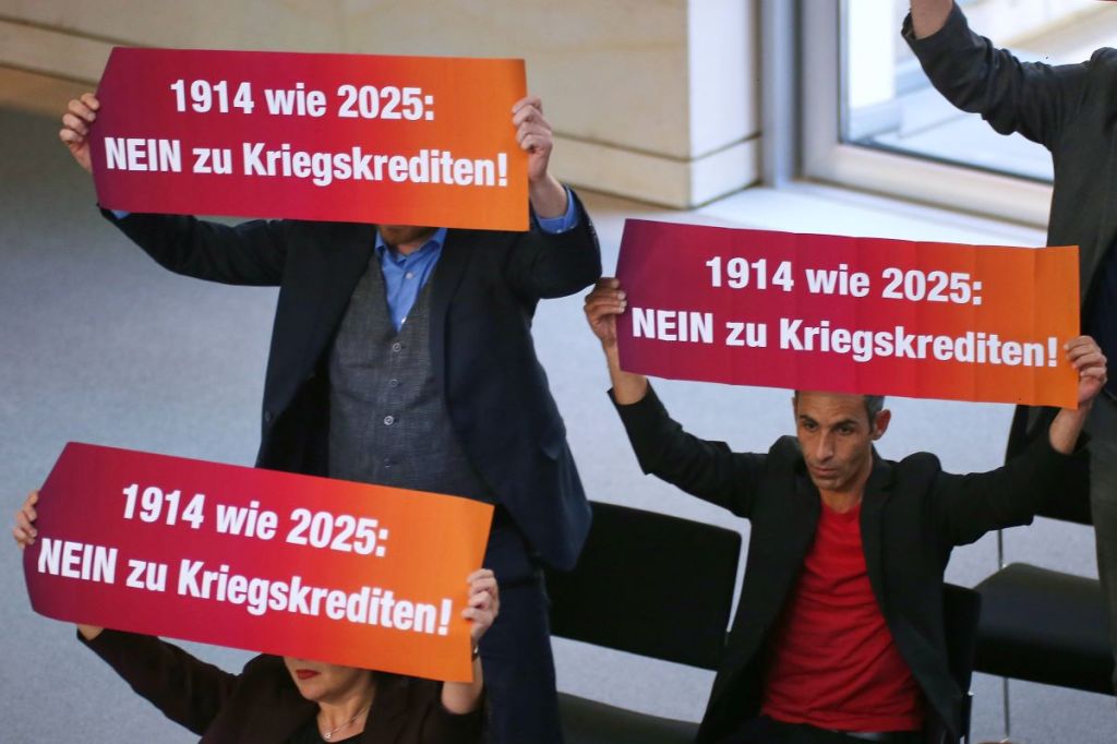 Das BSW protestiert gegen die Abstimmung im Bundestag.
