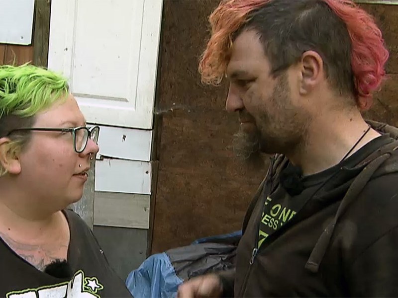 „Hartz Rot Gold“: Punker wartet auf Bürgergeld – dann bekommt er Post vom Jobcenter