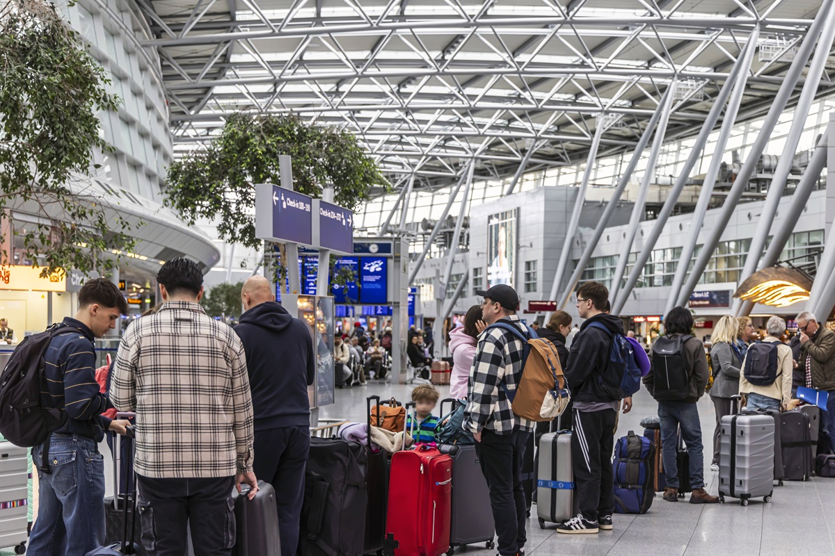 Flughafen Düsseldorf. Terminal. Innenansicht mit Reisenden.