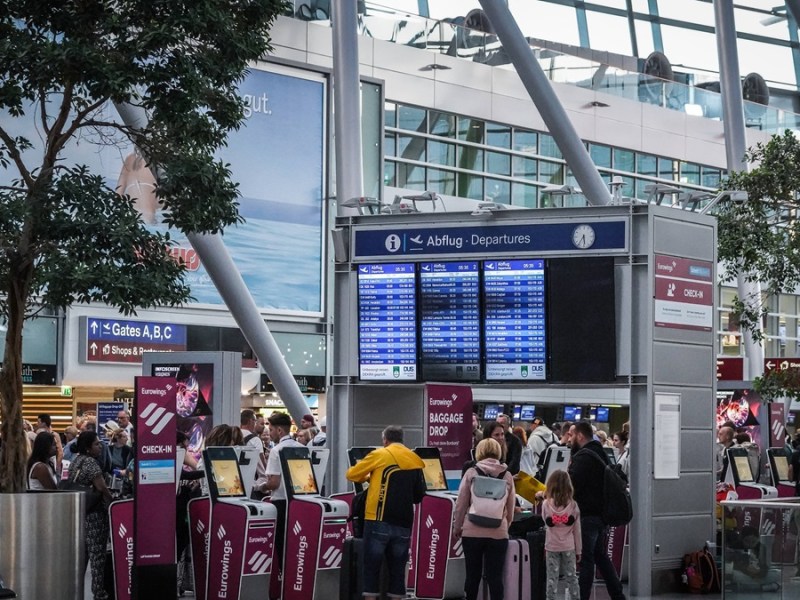 Flughafen Düsseldorf: Urlauber schlucken – DAS ist hier schlimmer als in Berlin