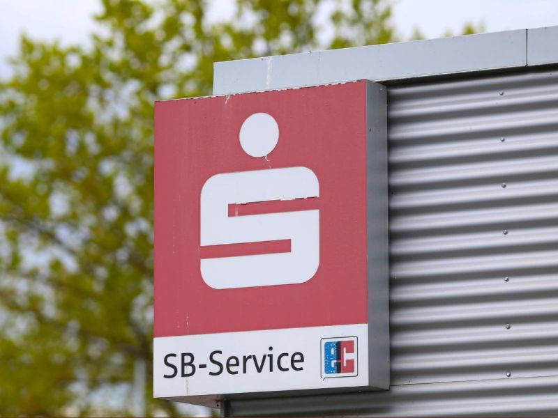 Sparkasse, Volksbank und Co: Kunden heben Bargeld ab – und kassieren mächtig Ärger