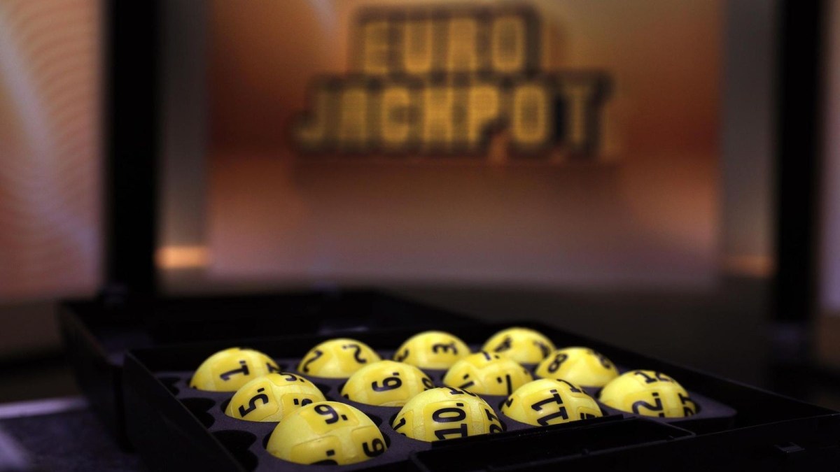 Bei der Ziehung von Eurojackpot am Freitag, 30. Mai, tippte ein Spielteilnehmer aus Niedersachsen die gezogenen Gewinnzahlen 4, 5, 26, 29 und 43 sowie die beiden Eurozahlen 5 und 9 richtig. In der Gewinnklasse 1 erhält der Neu-Millionär nun 17,6 Millionen Euro.