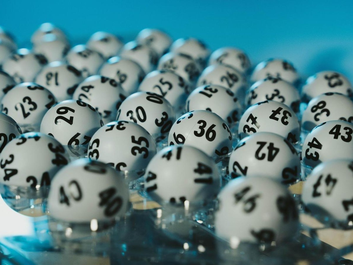 Ein Tipper hat dank eines Vollsystemscheines seine Chancen auf einen Gewinn vergrößert und als Einziger bundesweit den Jackpot geknackt.