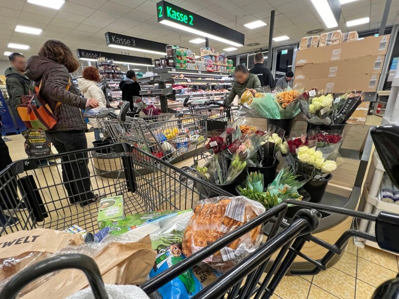 Kassiererin erkennt es sofort: Kunden von Edeka, Aldi & Co. können es nicht verheimlichen