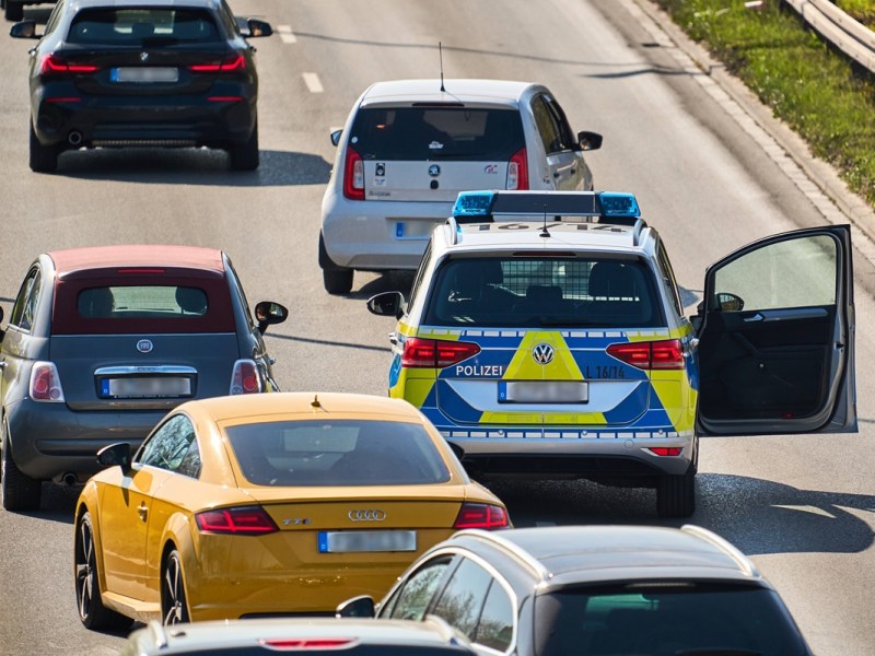 Mann auf A61 in NRW aus Auto geschleudert – tot!