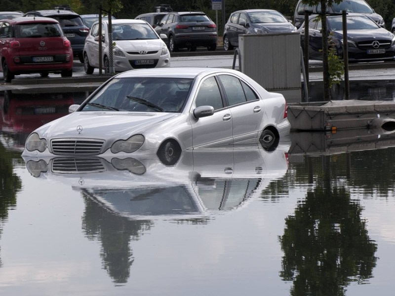 Unwetter in NRW sorgt für schwere Schäden ++ Menschen aus Autos gerettet ++ Passagiere erleben heftige Landung